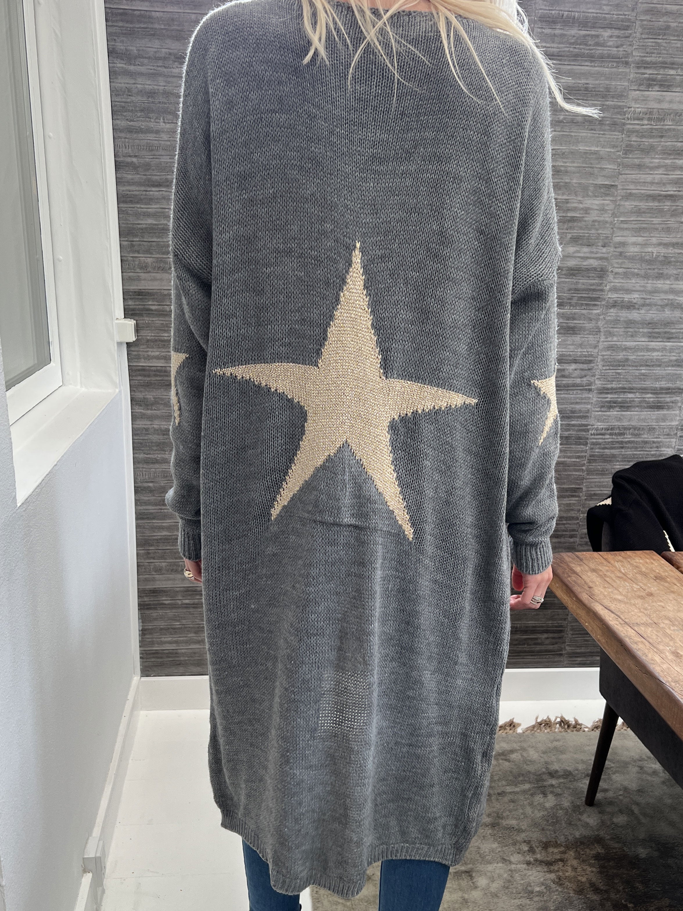 Isadora - Lang strikcardigan med guldstjerner